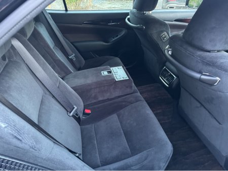 2016 Toyota Camry Crown 2.5 Hybrid €19,900