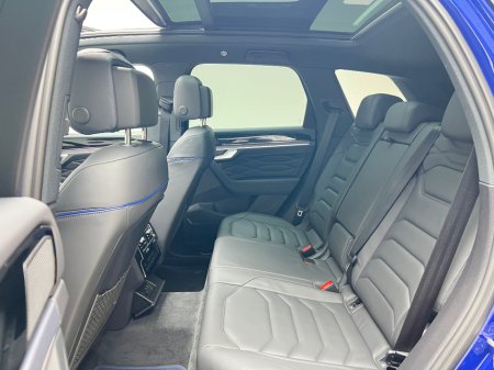 2025 Volkswagen Touareg R V6 3.0 TSI PHEV 462HP €89,990 thumbnail