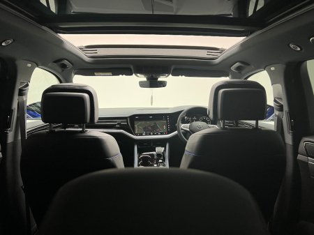 2025 Volkswagen Touareg R V6 3.0 TSI PHEV 462HP €89,990 thumbnail