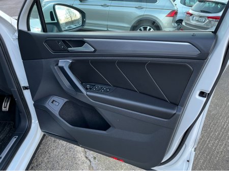 2018 Volkswagen Tiguan R-LINE 4 MOTION AUTOMATIC 2.0 DIESEL //MASSIVE SPEC//FULL LEATHER//HEAD UP DISPLAY//HEATED SEATS//360 PARKING CAMERAS// €29,950 thumbnail