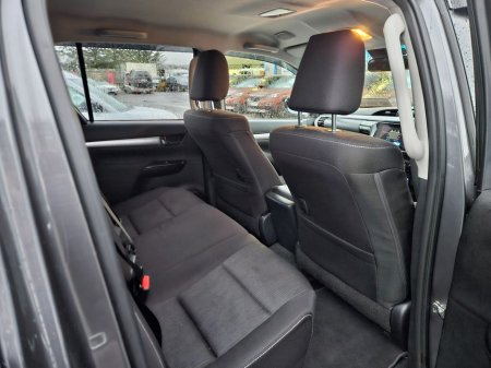 2025 Toyota Hilux 2.8 SR5 Double CAB €54,990 thumbnail