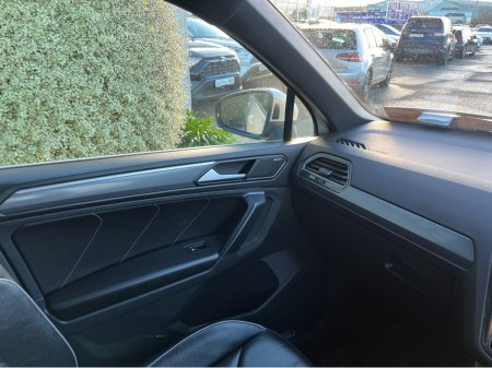 2020 Volkswagen Tiguan R-LINE 4MOTION AUTOMATIC 2.0 DIESEL //LOW MILES//MASSIVE SPEC//FULL LEATHER//DYNAUDIO SOUND SYSTEM//360 PARKING CAMERAS//HEAD UP DISPLAY// €34,950 thumbnail