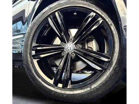 2020 Volkswagen Tiguan *R-LINE / BLACK EDITION* AUTO / HUGE SPEC / 360 CAMERA / HEATED SEATS / HEADS-UP DISPLAY €32,900