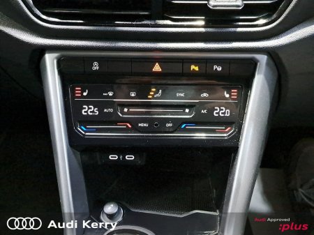 2023 Volkswagen T-Roc 2.0TDI 116HP LIFE €31,950 thumbnail