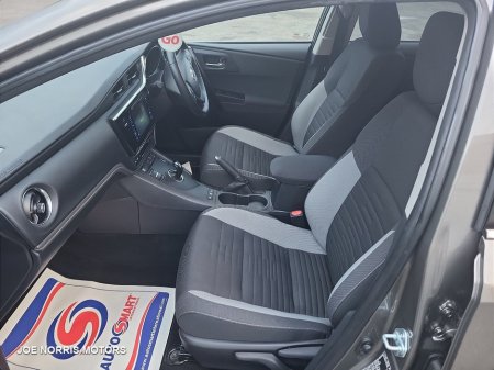 2017 Toyota Auris Hybrid Sol Automatic €16,850