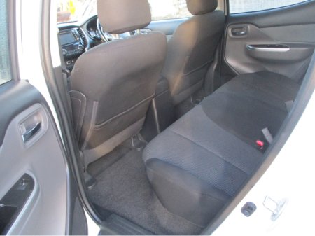 2019 Mitsubishi L200 2.4 DI-D TITANIUM 4WD CREWCAB €20,325 thumbnail