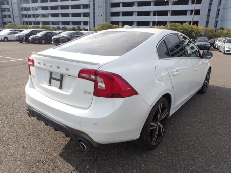 2016 Volvo S60 2.0 D4 R DESIGN PLUS DIESEL AUTOMATIC // TINY KMS // MASSIVE SPEC //  FULL HEATED LEATHER // REVERSING CAMERA // CRUISE CONTROL // LANE ASSIST // COLLISION WARNING SYSTEM // UPGRADED SPORT ALLOYS €17,950