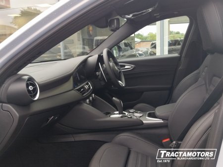 2026 Alfa Romeo Giulia VELOCE PETROL WITH HARMON KARDON AND LEATHER DASH PACK €72,999