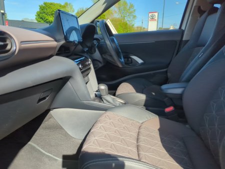 2023 Toyota Yaris Cross FRESH SELECTION OF TRADE-INS YARIS CROSS SOL 1.5H €29,000 thumbnail