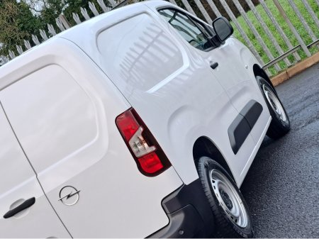 2026 Opel Combo KOMFORT  L1H1 1.5TD 100BHP  **LED HEADLIGTS** €21,098 thumbnail