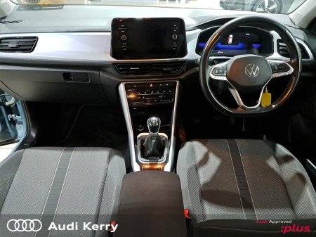 2023 Volkswagen T-Roc LIFE 2.0 TDI 116HP WITH HEATED SEATS AND REAR CAMERA €31,900 thumbnail