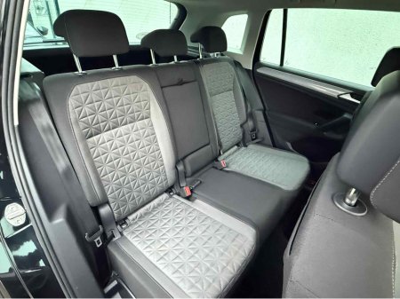 2023 Volkswagen Tiguan LIFE 2.0 TDI MANUAL 6SPEED FWD 122BHP €36,950 thumbnail