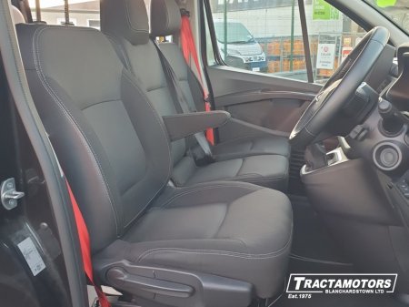2024 Renault Trafic Passenger 9 SEAT AUTO 170HP RED EDITION €54,999 thumbnail