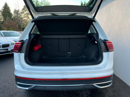 2023 Volkswagen Tiguan ELEGANCE 2.0 TDI 150HP NAV SKY VIEW €37,950 thumbnail