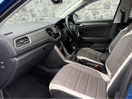 2022 Volkswagen T-Roc DESIGN 1.0 TSI 110HP 5DR €23,950 thumbnail