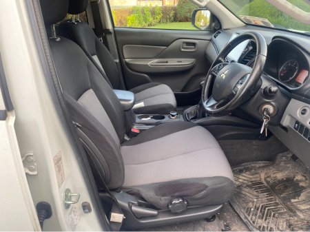 2016 Mitsubishi L200 DID 4LIFE 4DR 2.5 CR 4WORK €18,000 thumbnail