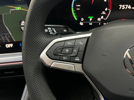 2025 Volkswagen Touareg R V6 3.0 TSI PHEV 462HP €89,990 thumbnail