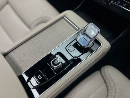 2025 Volvo XC90 ULTRA T8 RECHARGE 2.0 PHEV *7 SEATER* €87,990 thumbnail