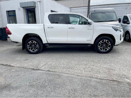 2022 Toyota Hilux INVINCIBLE 2.4D-4D 4WD MANUAL CREW-CAB €39,950