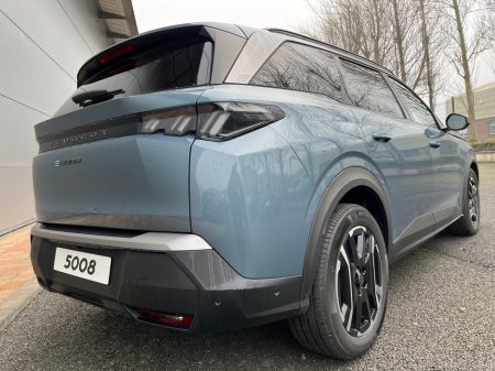 2025 Peugeot 5008 BEV 73kwh 210hp Allure €48,900