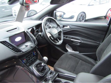 2017 Ford Kuga 1.5 TDCI 120PS  FWD 4DR ST-LINE thumbnail