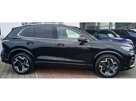 2024 Volkswagen Tiguan R-Line 2.0 TDI 150HP DSG *AUTOMATIC, REARVIEW CAMERA, HEATED FRONT SEATS* €54,995