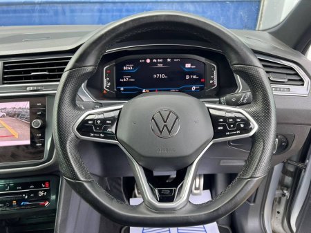 2021 Volkswagen Tiguan R-LINE 2.0 TDI // FULL R-LINE PACK // 360 SURROUND PARKING SENSORS // DIGITAL CLUSTER // HEATED MULTIFUNCTIONAL STEERING WHEEL €33,950