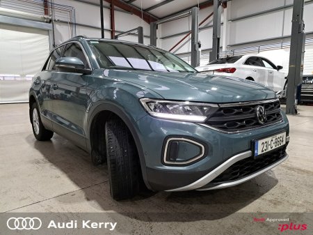 2023 Volkswagen T-Roc LIFE 2.0 TDI 116HP WITH HEATED SEATS AND REAR CAMERA €31,900 thumbnail