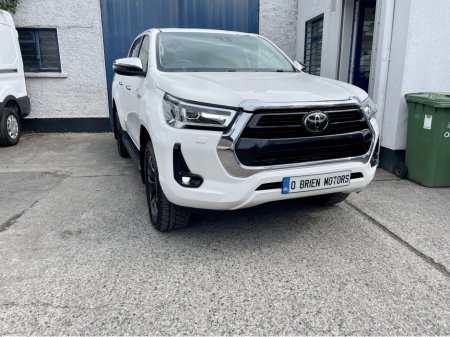 2022 Toyota Hilux INVINCIBLE 2.4D-4D 4WD MANUAL CREW-CAB €39,950