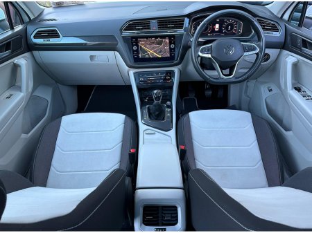 2023 Volkswagen Tiguan ELEGANCE 2.0 TDI 150HP NAV SKY VIEW €37,950 thumbnail