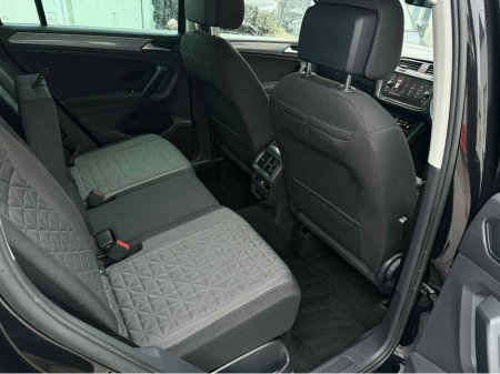 2023 Volkswagen Tiguan LIFE 2.0 TDI MANUAL 6SPEED FWD 122BHP €36,950 thumbnail