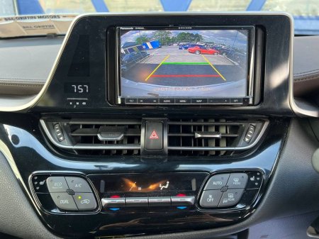 2018 Toyota C-HR 1.8 HYBRID AUTO // HEATED SEATS // 2 YEAR NCT // 18" DIAMOND CUT ALLOYS €20,750 thumbnail