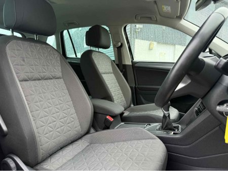 2023 Volkswagen Tiguan LIFE 2.0 TDI MANUAL 6SPEED FWD 122BHP €36,950 thumbnail