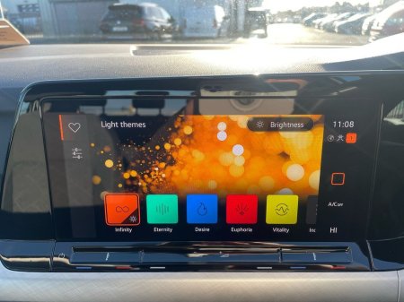 2024 Volkswagen Golf 2.0 TDI 115HP Life €28,975 thumbnail