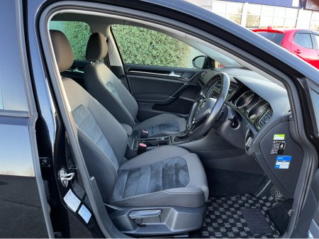 2017 Volkswagen Golf HIGHLINE AUTOMATIC 1.4 PETROL //HIGH SPEC//LOW MILES//KEYLESS ENTRY//REVERSE CAMERA//ADAPTIVE CRUISE CONTROL//BLIND SPOT WARNING// €16,950 thumbnail