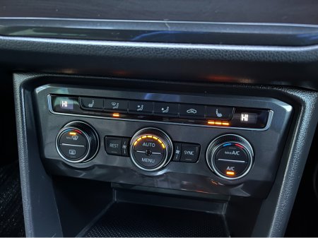 2018 Volkswagen Tiguan R-LINE 4 MOTION AUTOMATIC 2.0 DIESEL //MASSIVE SPEC//FULL LEATHER//HEAD UP DISPLAY//HEATED SEATS//360 PARKING CAMERAS// €29,950 thumbnail