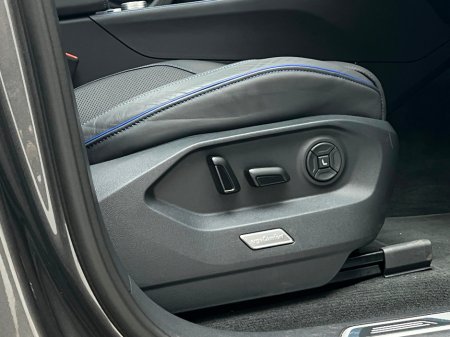 2025 Volkswagen Touareg R V6 3.0 TSI PHEV 462HP €89,990 thumbnail