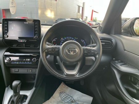 2024 Toyota Yaris Cross YARIS CROSS LUNA SPORT €30,950 thumbnail