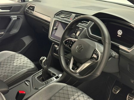 2022 Volkswagen Tiguan R-LINE 2.0 TDI 150HP €39,990 thumbnail