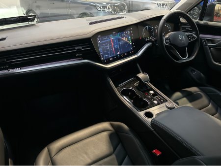 2024 Volkswagen Touareg 3.0 V6 TSIe  ELEGANCE 381PS €72,950 thumbnail
