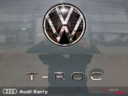 2023 Volkswagen T-Roc LIFE 2.0 TDI 116HP WITH HEATED SEATS AND REAR CAMERA €31,900 thumbnail
