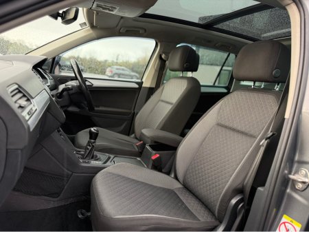 2019 Volkswagen Tiguan 2019 Volkswagen Tiguan R-Line thumbnail