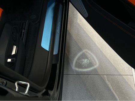 2025 Lamborghini Urus URUS S-E 4X4 V8 TWIN TURBO €359,950 thumbnail