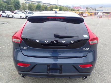 2019 Volvo V40 2.0 D4 SE LUXURY PLUS DIESEL AUTOMATIC // MASSIVE SPEC //  HALF HEATED LEATHER // REVERSING CAMERA // CRUISE CONTROL // LANE ASSIST // COLLISION WARNING SYSTEM // UPGRADED SPORT ALLOYS €19,950 thumbnail