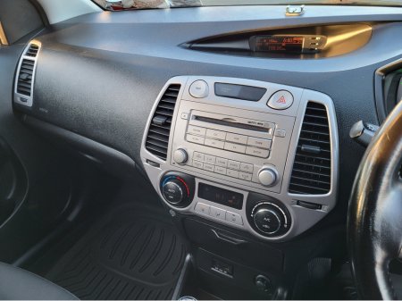 2010 Hyundai i20 (3 months warranty) 1.2 DE LUXURY 5DR €3,999 thumbnail