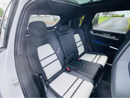 2024 Porsche Cayenne 3.0 V6 E-HYBRID AUTO==HUGE SPEC==COST €153K NEW== €116,950 thumbnail