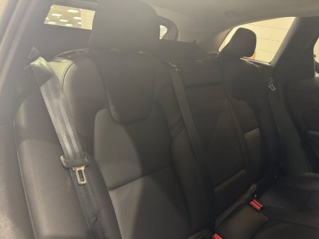 2021 Volvo XC60 B4 MHEV DSL (197hp) Momentum €42,950 thumbnail