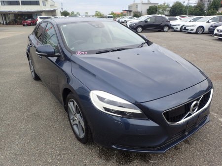 2019 Volvo V40 2.0 D4 SE LUXURY PLUS DIESEL AUTOMATIC // MASSIVE SPEC //  HALF HEATED LEATHER // REVERSING CAMERA // CRUISE CONTROL // LANE ASSIST // COLLISION WARNING SYSTEM // UPGRADED SPORT ALLOYS €19,950 thumbnail