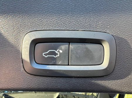 2021 Volvo XC40 R-DESIGN T4 1.5 RECHARGE PHEV // TILT & SLIDE PAN ROOF // 19" R-DESIGN ALLOYS // FULL SERVICE HISTORY €25,950 thumbnail