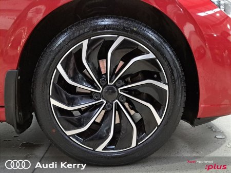 2023 Volkswagen Golf STYLE 1.5 TSI MHEV 130HP AUTOMATIC €31,900 thumbnail